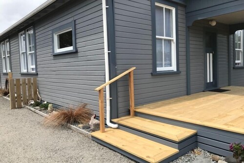 Bach17 Gorgeous mountain views5minute walk to Opunake Main Beach, Surfers spot