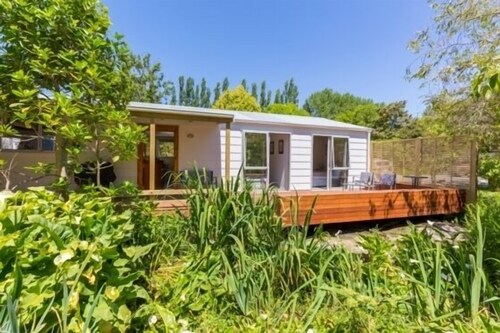 Tui Cottage, private garden, close to beaches