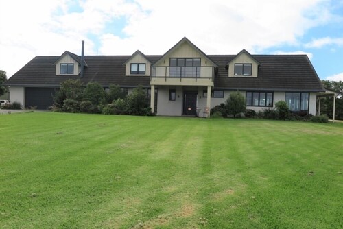 Spacious, modern, tranquil, convenient, great location with sea views & bush.