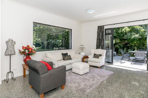 Modern and Spacious Apartment in Tamahere Country Living Zone