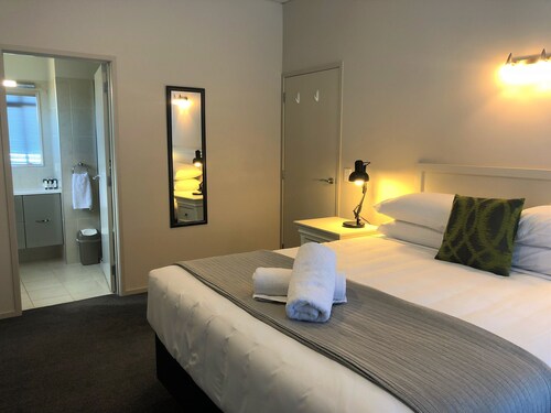 Modern Home for up to 9 guests, Heat-pump, Fire-place, Air-con, Walk to Lake!