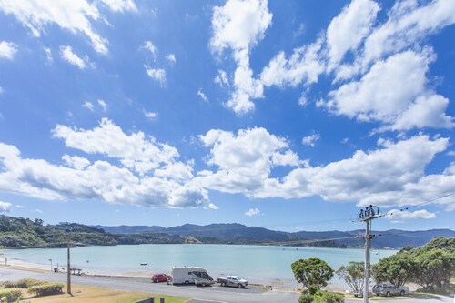 Waterfront Vista Wyuna Bay. Only steps to the Bay/boat ramp. Unplug and unwind!