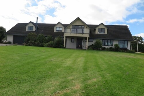 Modern, light, convenient, fully fitted space with sea views and spacious garden