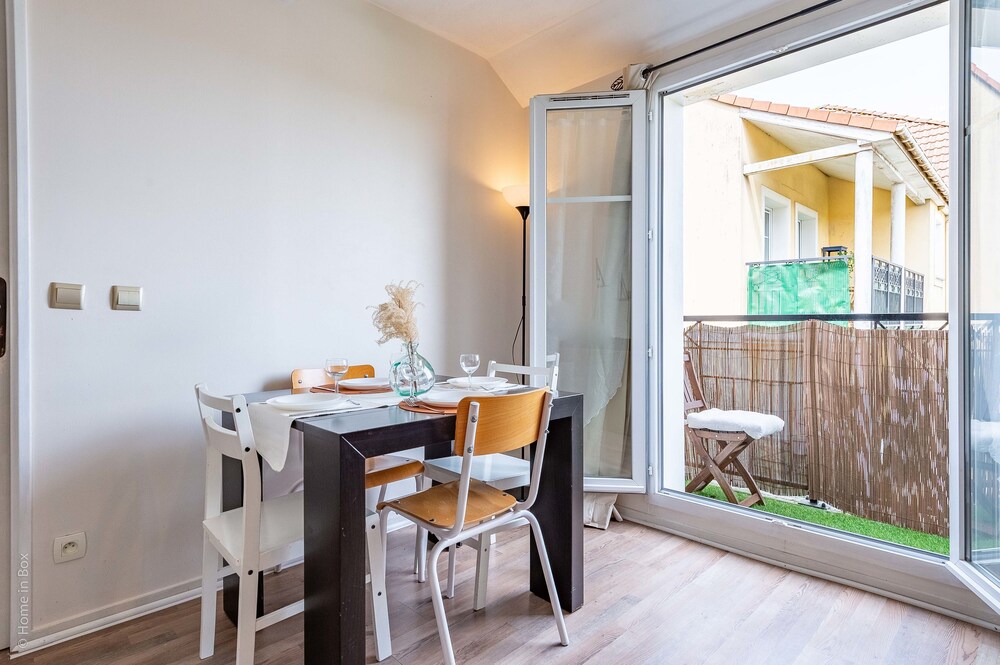 Family Apartment - In-Room Dining