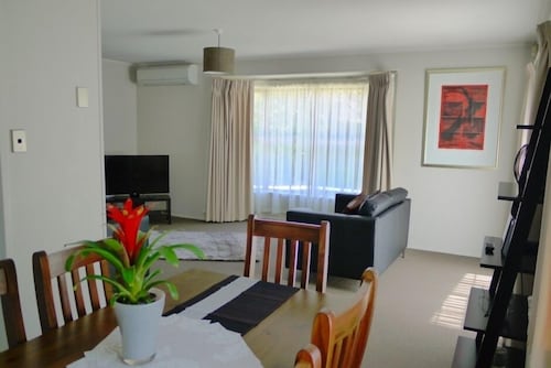 Central 3 bedroom home, free WIFI + heated swimming pool
