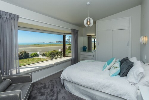 The Esplanade 98 - Westshore Holiday Home