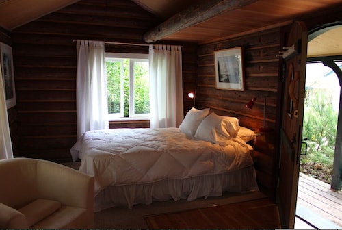 100 Year-Old Log Cabin Lovingly Restored - With New Bathroom And Kitchenette