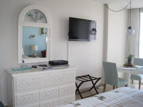 Romantic Beachfront Just 3 Steps Onto the Sandy Beach!