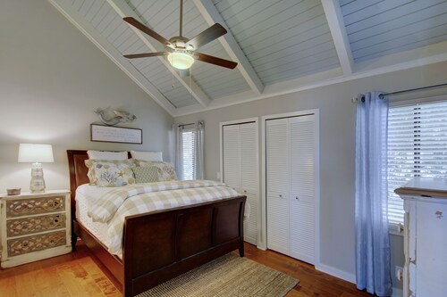 Beautiful marsh views & privacy. Completed updated home Sleeps 8
