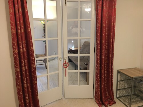 Entire house, sleeps 14 total. Isolated on 15 Acres, perfect for private events