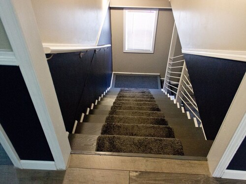 Landing House-Walking 2 blocks to Downtown-Hot tub-Game Room- 12+ guests!