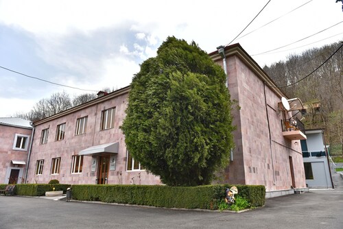 GreenWood Hotel