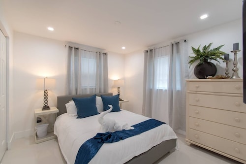 RENOVATED 2 Bd with Hot tub 6min to HARDROCK CASINO