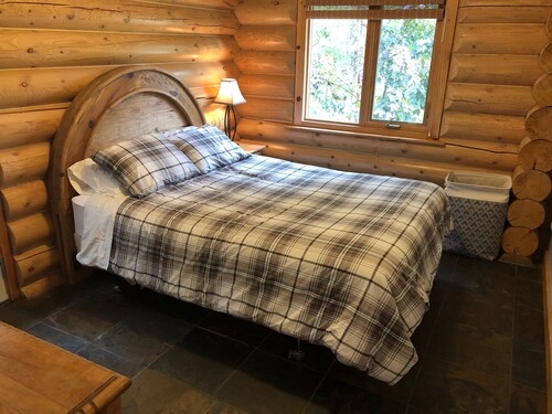 YOU'VE ARRIVED! Beautiful Log Cabin w/ Hot tub!