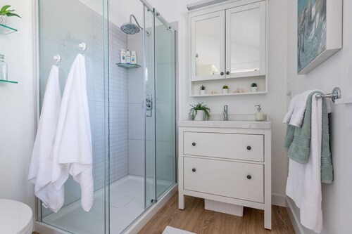 One bedroom fully equipped Mahone Bay luxury cottage