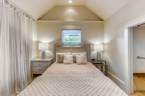 Lovely oasis w/covered & furnished patio in a great Seattle neighborhood!