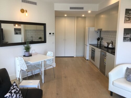 Self-contained one bedroom apartment - Kingston Foreshore on your doorstep