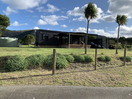 Brand new modern compact home, warm & cosy, Blue Bay beach bach!