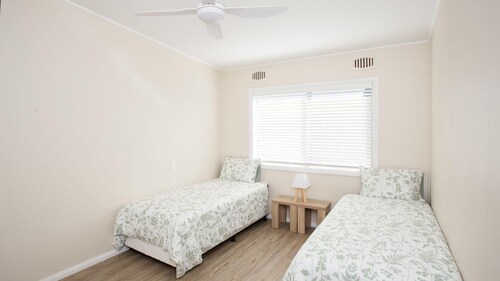 Lakeside Flats 1 - Budget Accommodation Overlooking the Lake