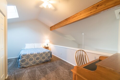 Oceanfront condo overlooking Depoe Bay with sleeping for up to 8 guests!