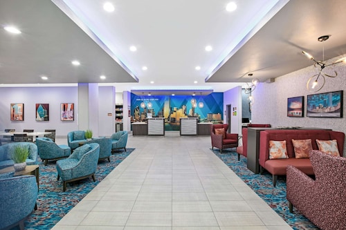 La Quinta Inn & Suites by Wyndham DFW West-Glade Parks