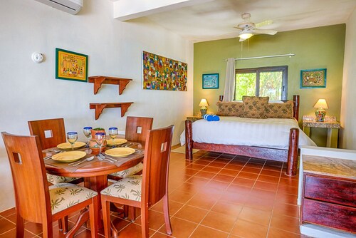 Super Romantic! Super Cute! Beachfront Getaway for Two!