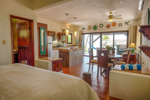 Cute, Romantic Bungalow, Right on the Beach!