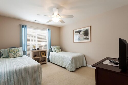Lake Norman Luxury Waterfront 3rd floor Condo with Elevator, Pool, Tennis