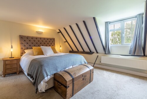 Heath Cottage dates back to 1650 and has been lovingly restored and extended.