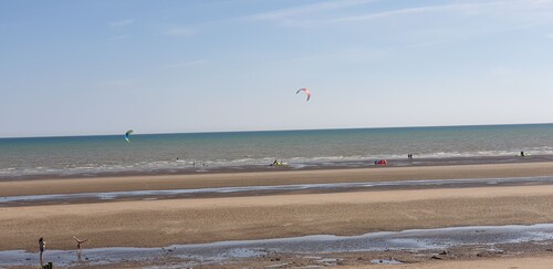 A modern 3 double bedroom house in Camber, Rye near the sand dunes & beach.