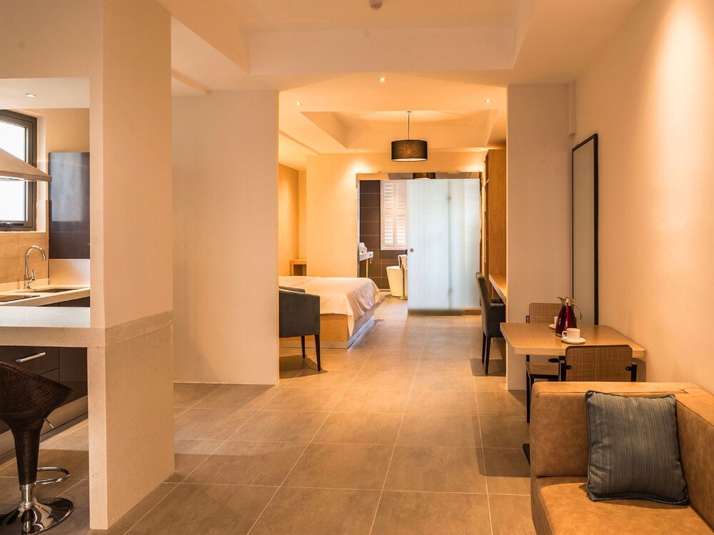 Premier Suite - Guestroom