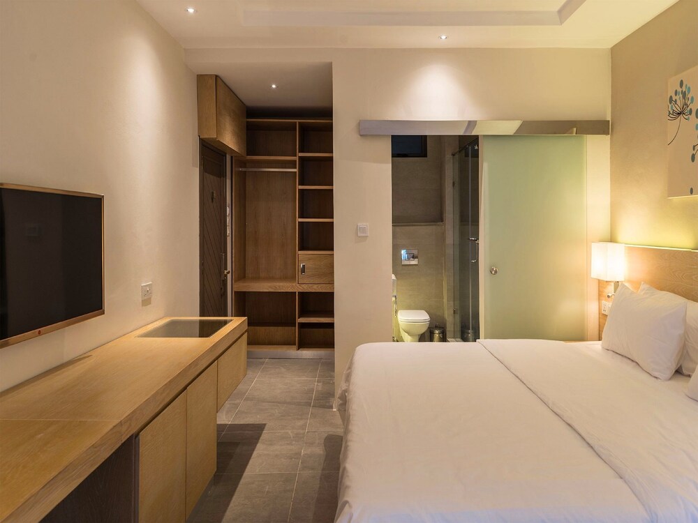 Deluxe Superior Room with King Size bed - Guestroom