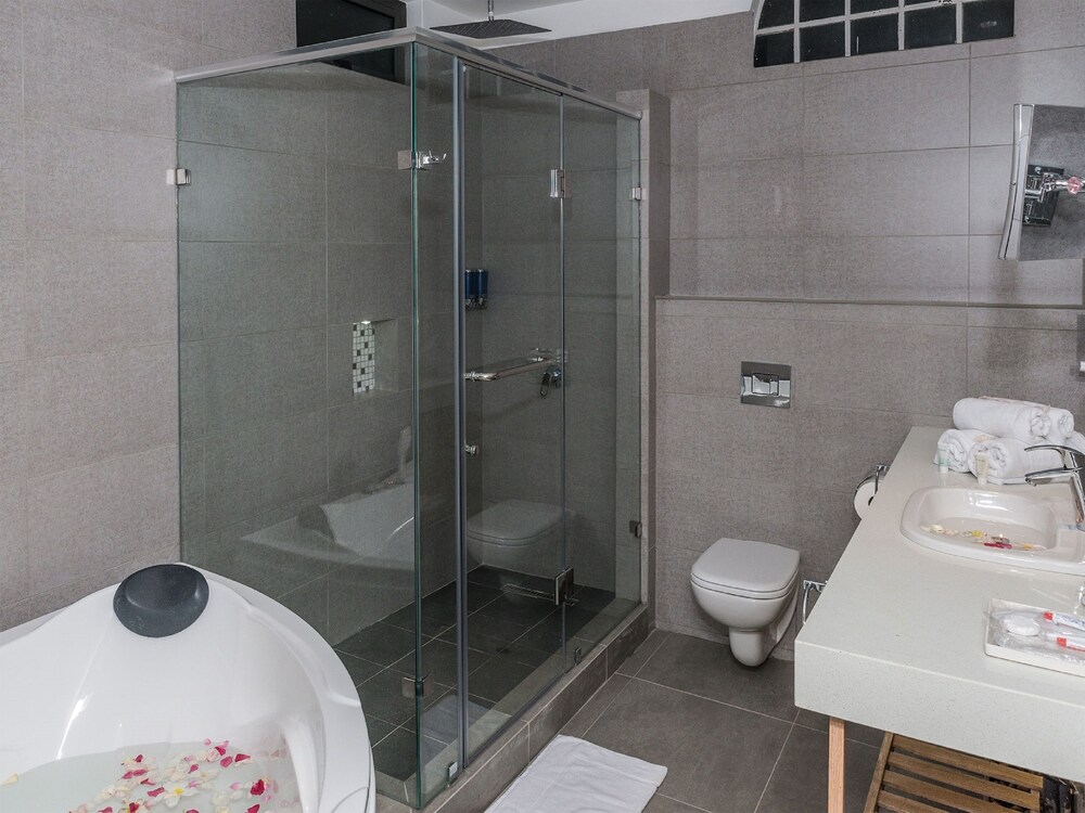 Executive Suite - Bathroom