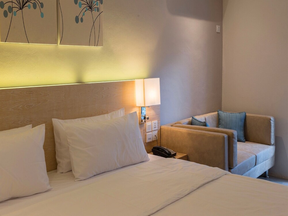 Deluxe Superior Room with King Size bed - Guestroom