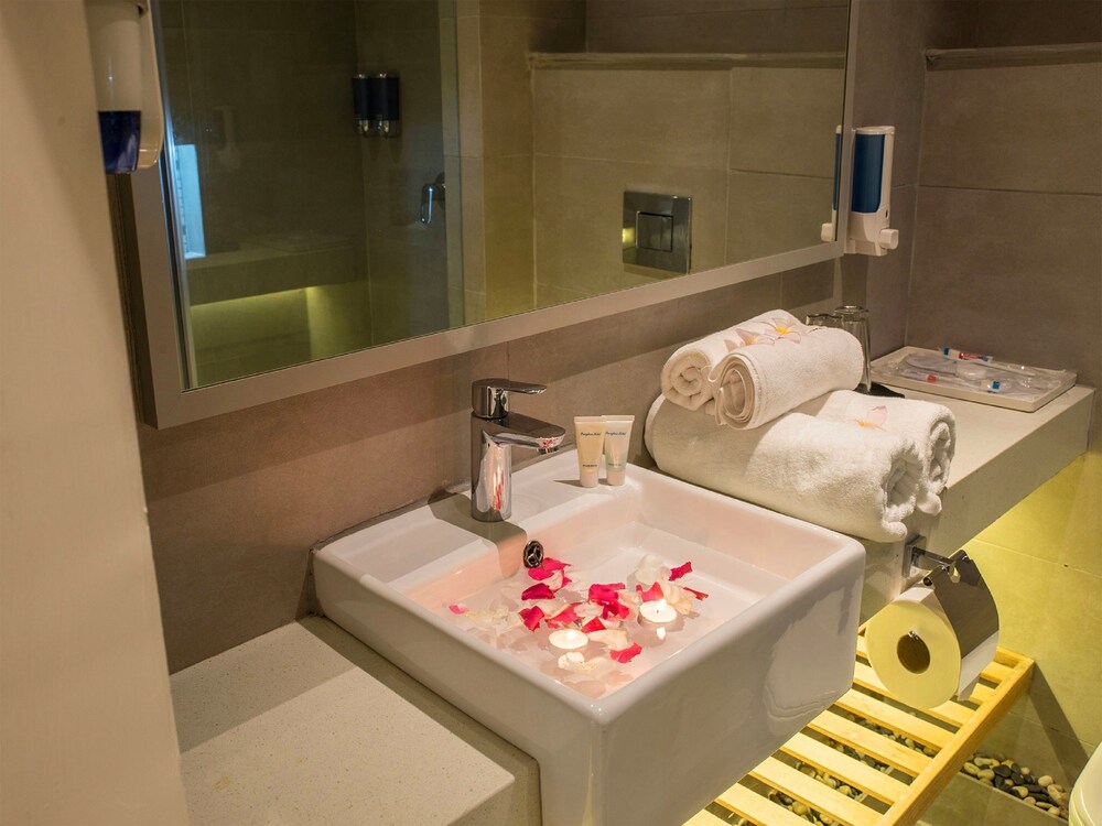 Deluxe Superior Room with King Size bed - Bathroom
