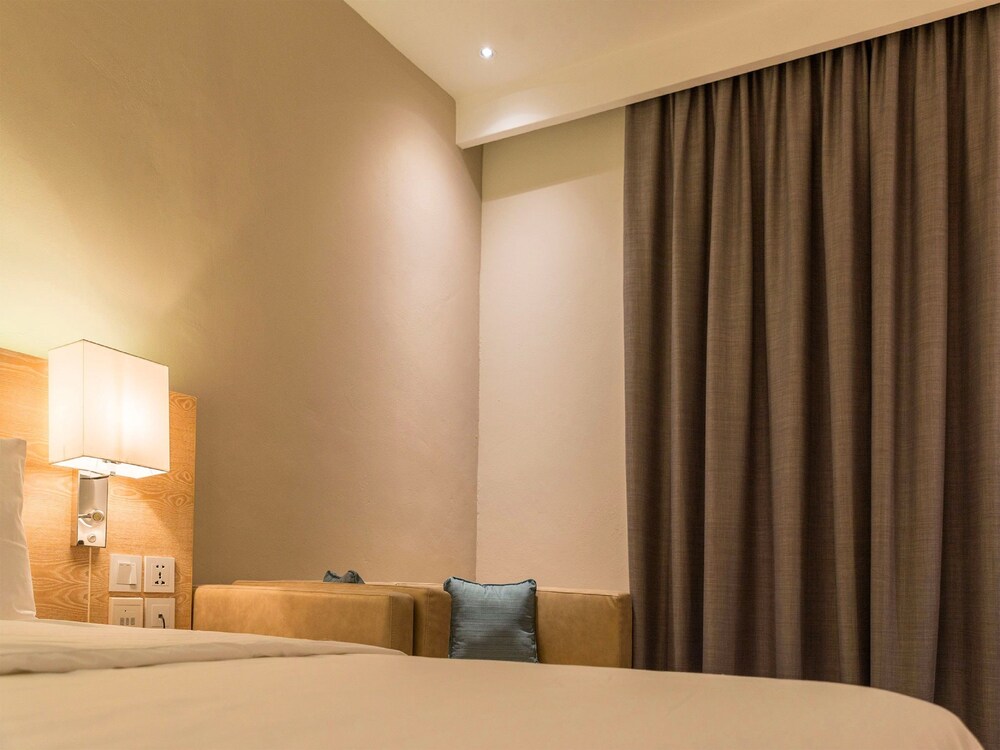 Deluxe Superior Room with King Size bed - Guestroom