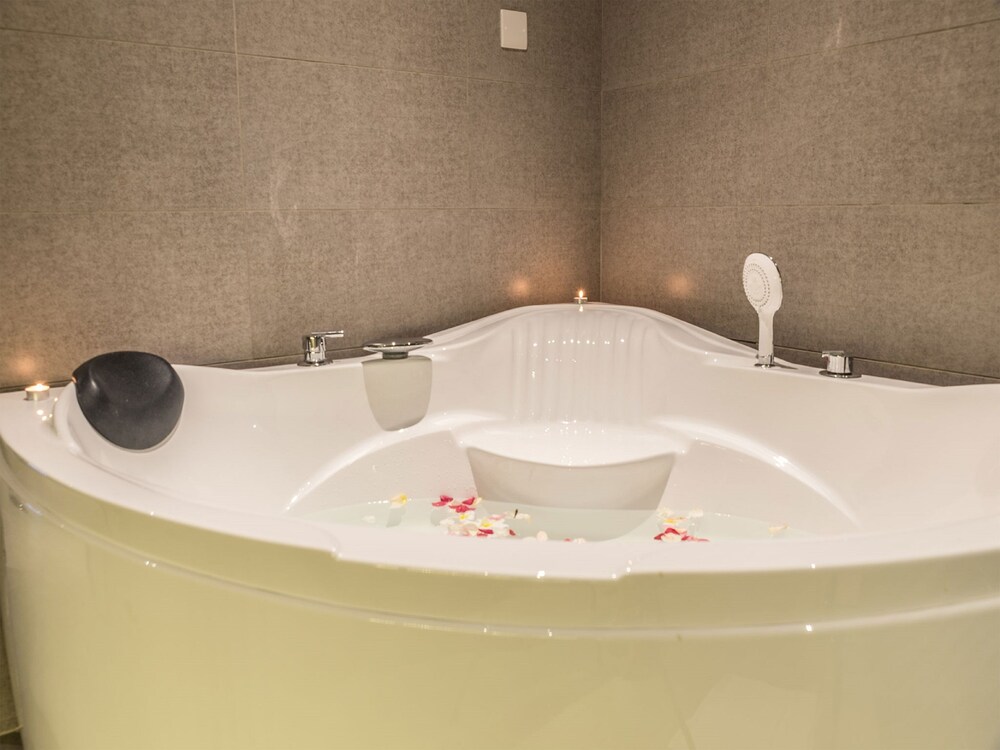Executive Suite - Jetted Tub