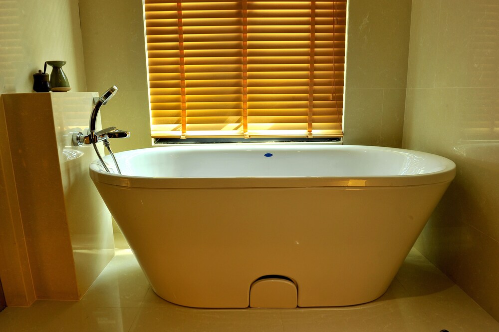 Deep Soaking Bathtub