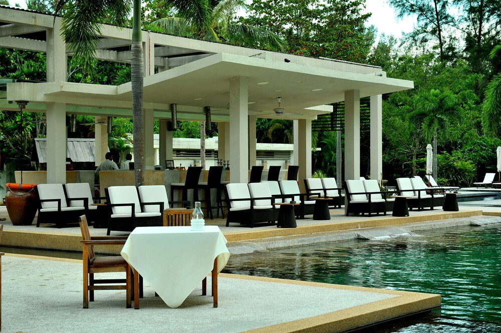 Poolside Bar