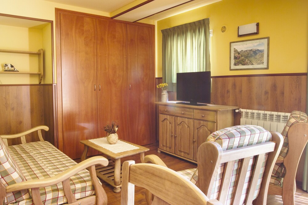 Superior Apartment, 2 Bedrooms - Living Room