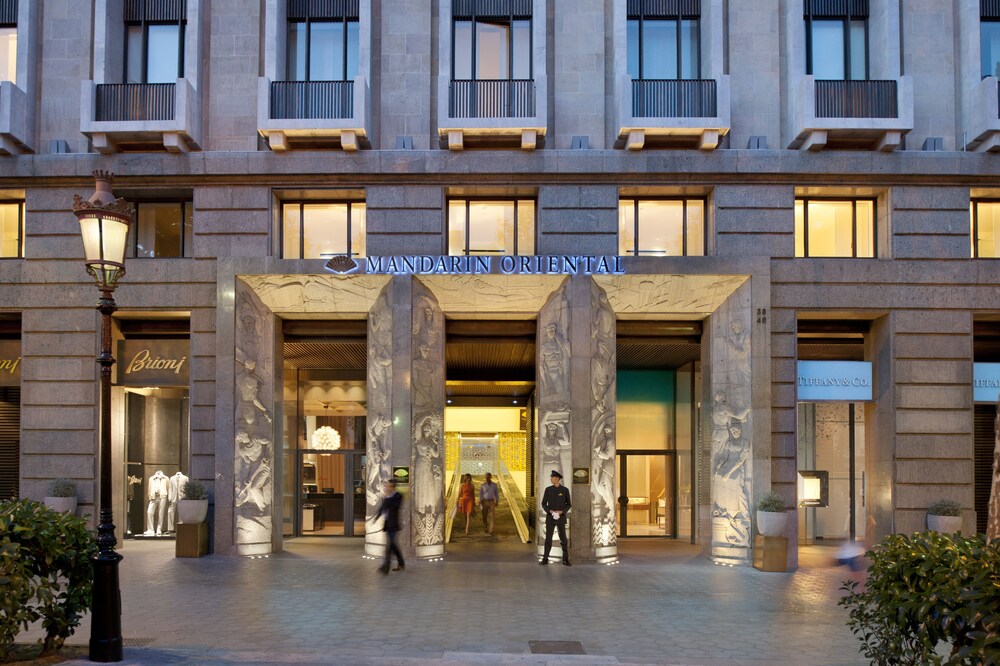 Fachada del hotel de noche