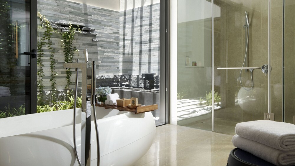 Deep Soaking Bathtub