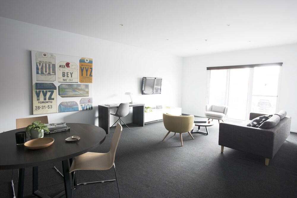 Deluxe One Bedroom Apartment - Guestroom