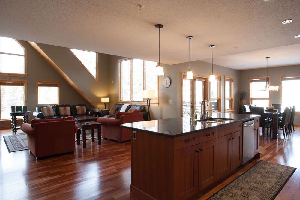 211 Grand Two Bedroom KQ - Living Area