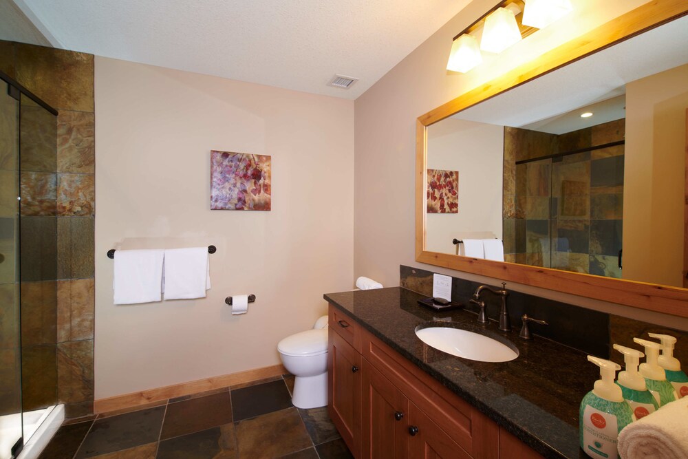 215 Three Bedroom KQQ - Bathroom