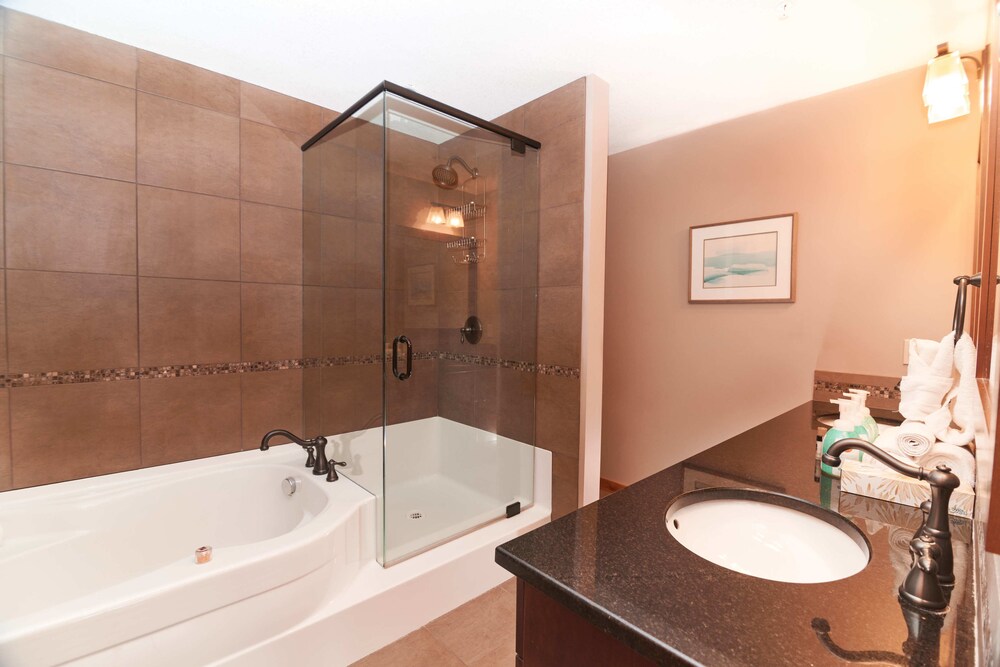 107 Two Bedroom KQ - Bathroom