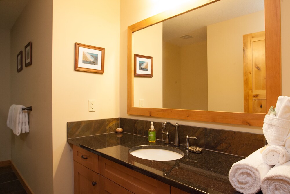 218 Two Bedroom KQ - Bathroom
