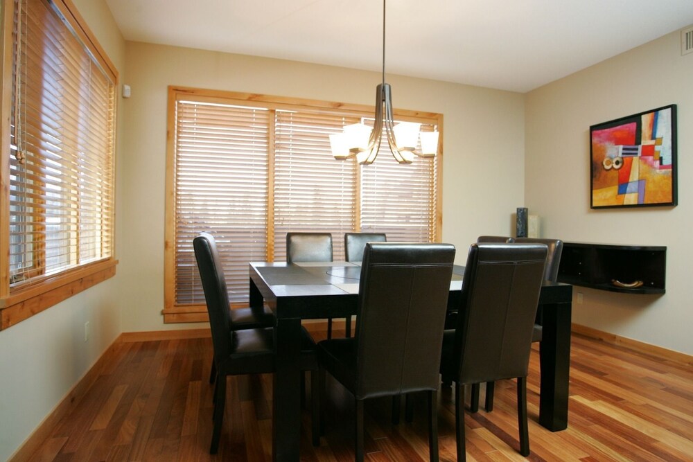 110 Three Bedroom KQQ - In-Room Dining