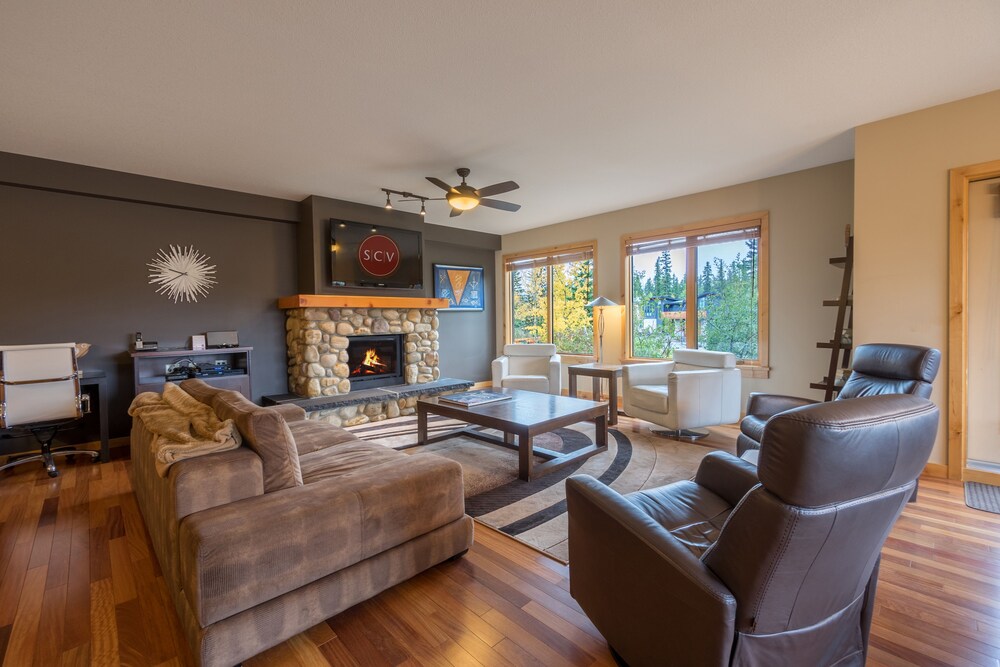 110 Three Bedroom KQQ - Living Room