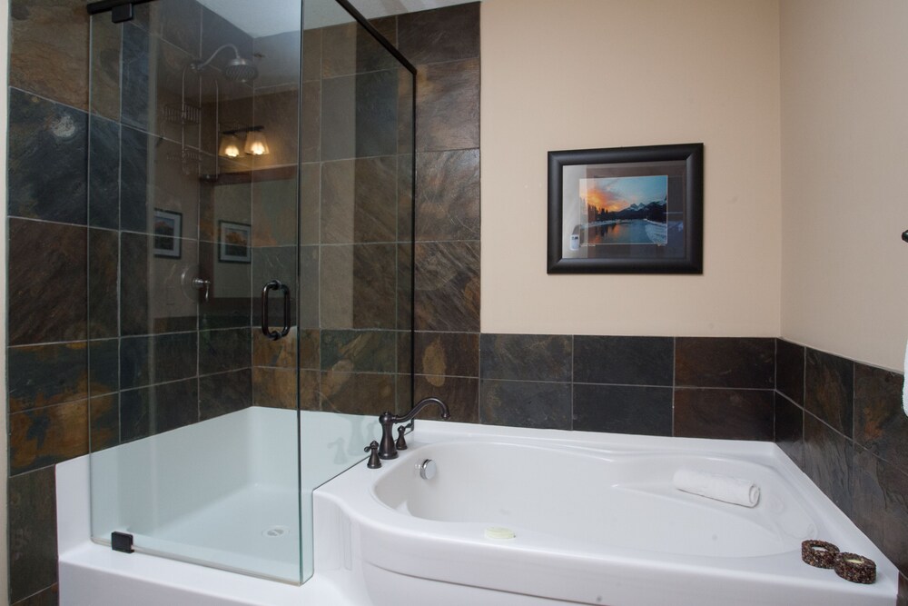 218 Two Bedroom KQ - Bathroom